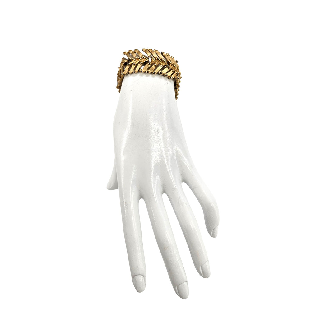 Goldtone vintage link bracelet with chunky interlocking chain links, wavy profile