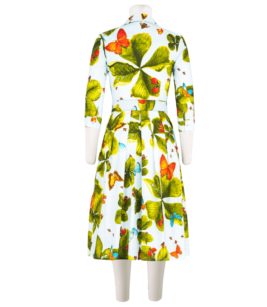 Regular dress with white leaf-and-butterfly print, cinched waist and three-quarter sleeves