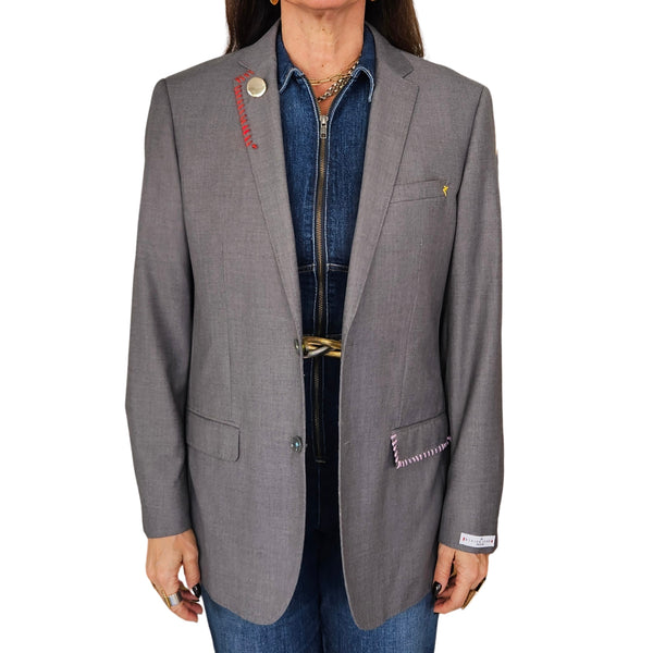 Grey blazer with notch lapels, single-button front, flap pockets and sleeve detail