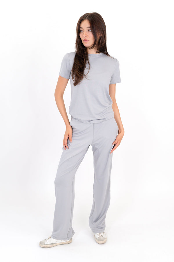 Light gray wide-leg sweatpants with elastic waistband and side pockets