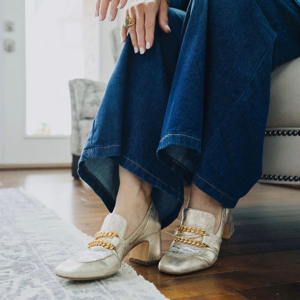 Light leather mid-heel loafer with chain detail at vamp