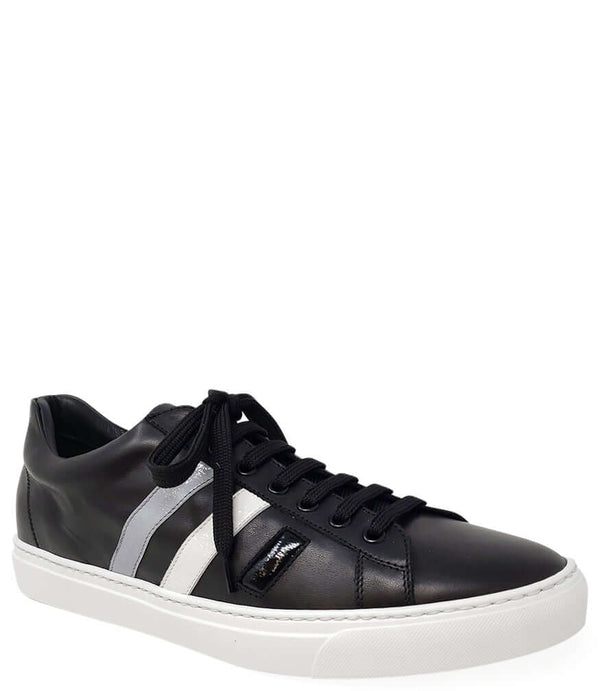 Black leather low-top sneaker with three white stripes, lace-up, white rubber sole