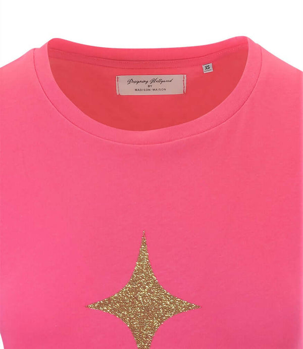 Fuchsia crewneck T-shirt with gold star print and logo patch at neckline